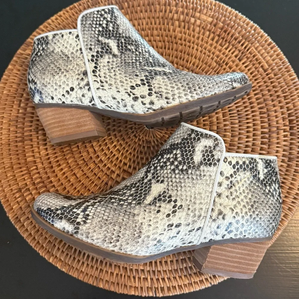 Blondo Black and White‎ Snakeskin Ankle Booties waterproof